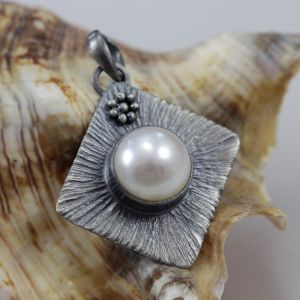 Naturalna perła w fakturowanym srebrze - wisiorek - ChileArt